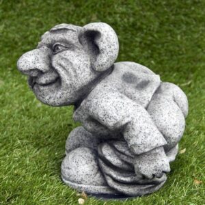 Øltrold der mooner på græs