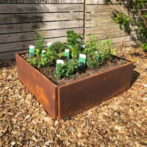 Højbed i jern som ruster