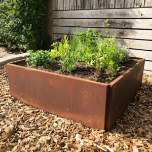 Højbed i jern som ruster