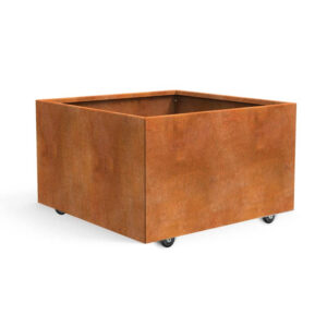 kvadratisk plantekasse på hjul i cortenstål