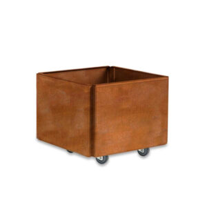 lille plantekasse på hjul i rustjern