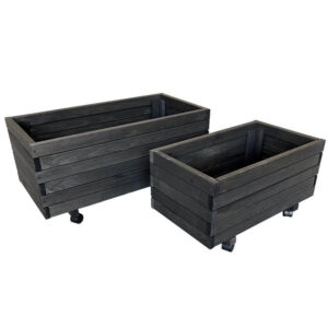 sorte plantekasser i træ på hjul
